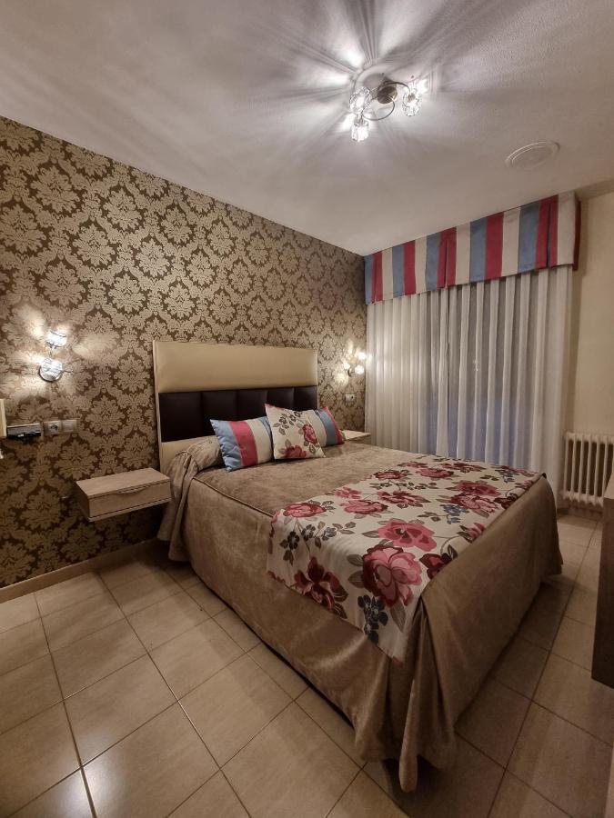 Hostal Sainz Riaño Esterno foto