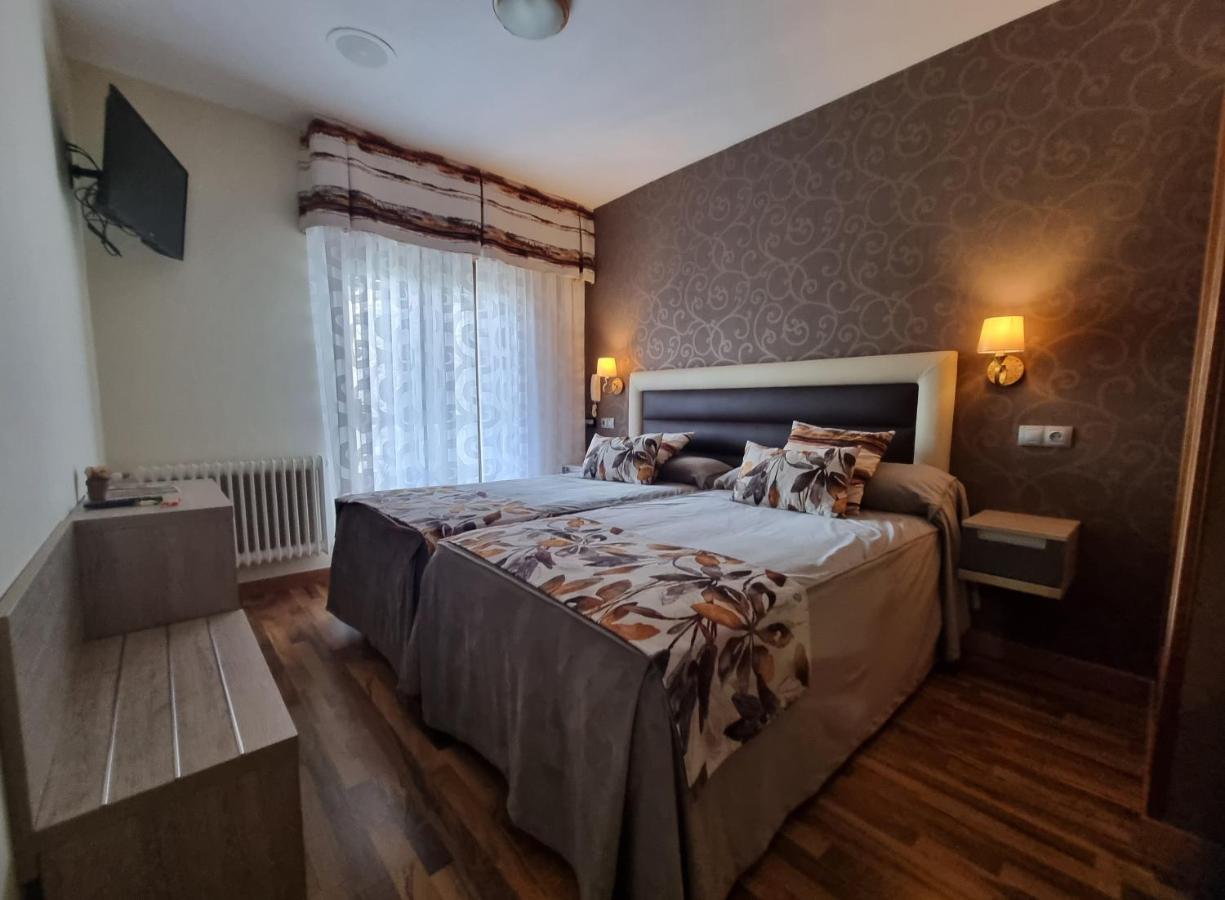 Hostal Sainz Riaño Esterno foto