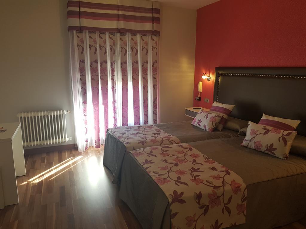 Hostal Sainz Riaño Esterno foto